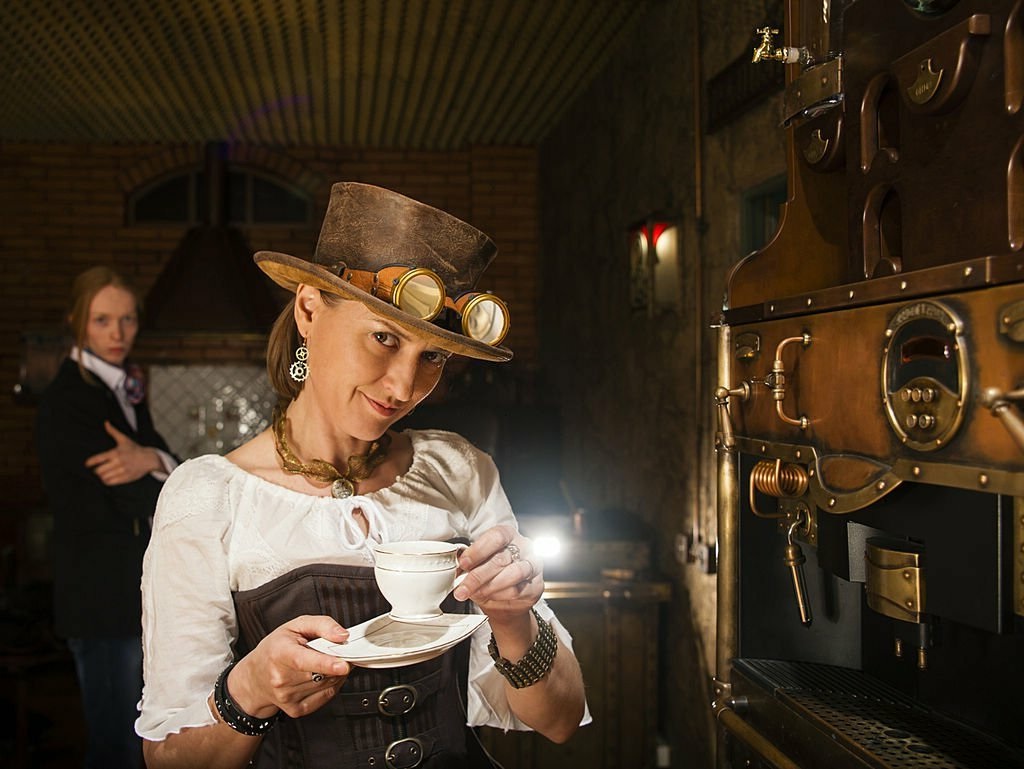 Femme portant un chapeau steampunk